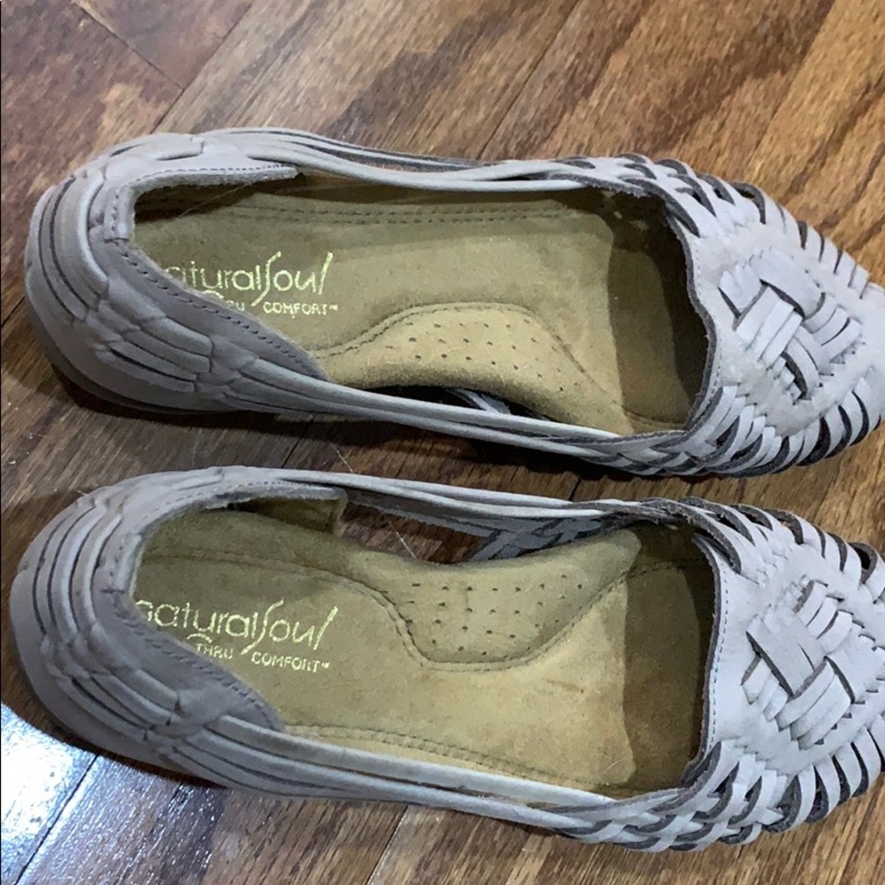 NEW- NEVER WORN all leather flats - Picture 3 of 8